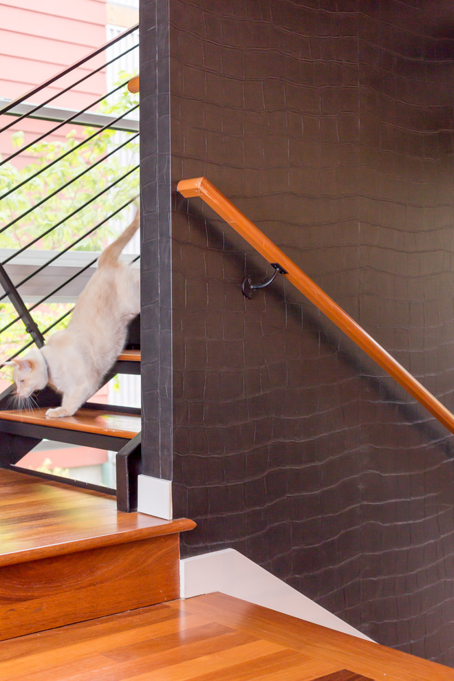 Mittelgroße Moderne Holztreppe in U-Form mit Metall-Setzstufen in Seattle