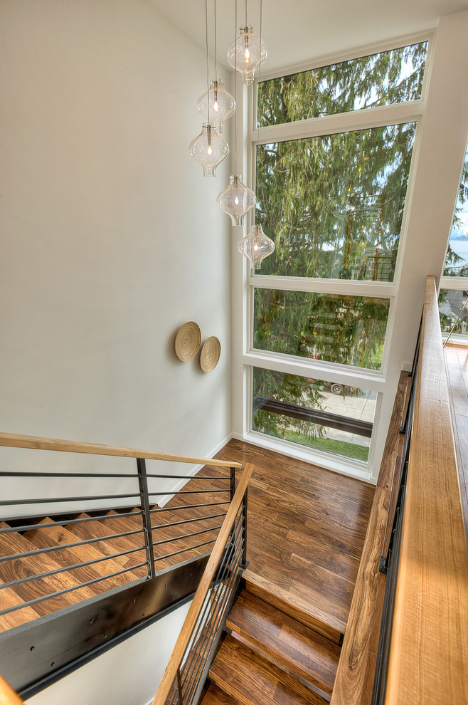 Ejemplo de escalera minimalista sin contrahuella con escalones de madera