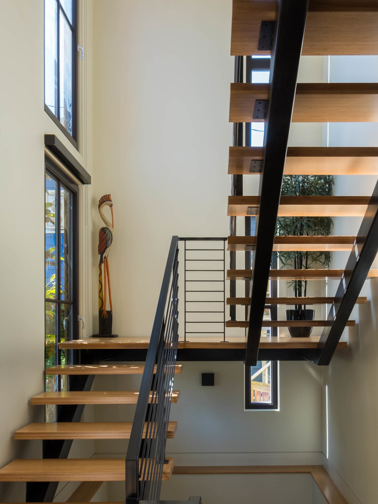 Schwebende, Große Moderne Holztreppe mit offenen Setzstufen und Stahlgeländer in Seattle