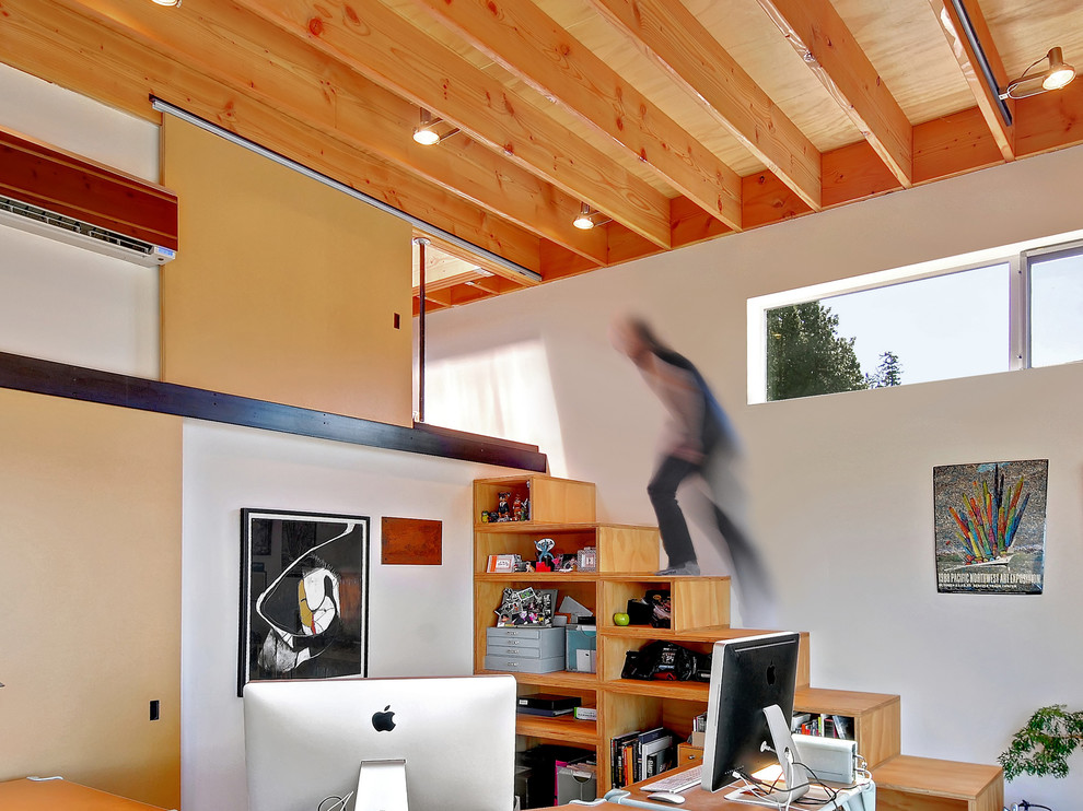 Kleine Moderne Holztreppe mit Holz-Setzstufen in Seattle