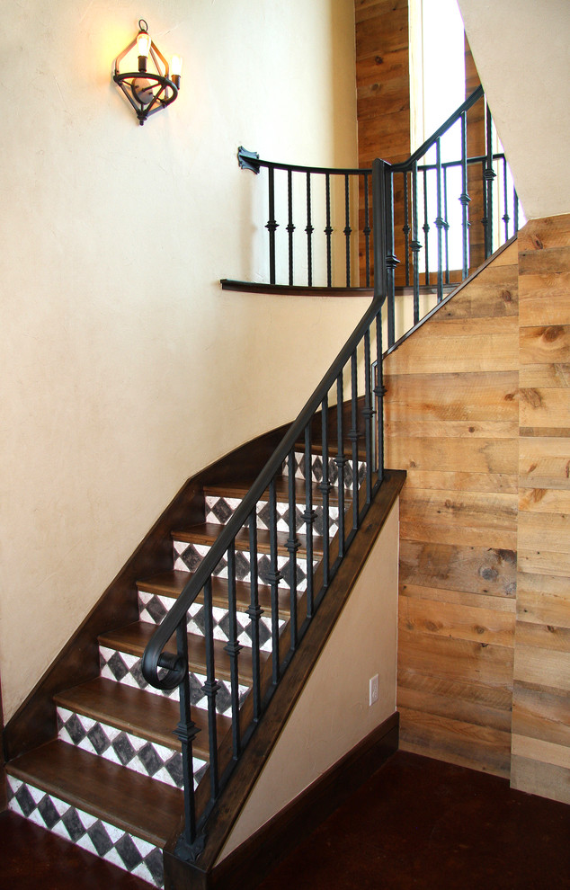 Свежая идея для дизайна: изогнутая лестница среднего размера в стиле рустика с деревянными ступенями и подступенками из плитки - отличное фото интерьера
