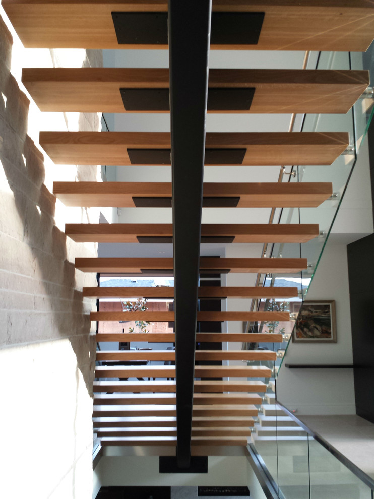 Gerade, Große Moderne Holztreppe mit offenen Setzstufen in Vancouver