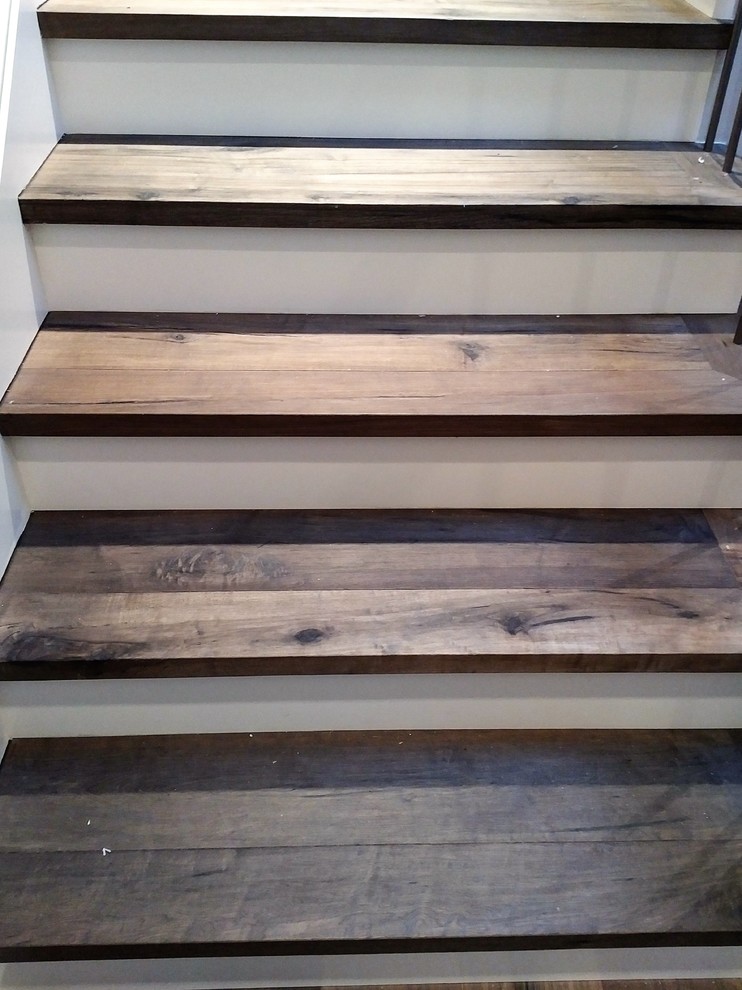 Пример оригинального дизайна: прямая лестница среднего размера в стиле рустика с деревянными ступенями и крашенными деревянными подступенками