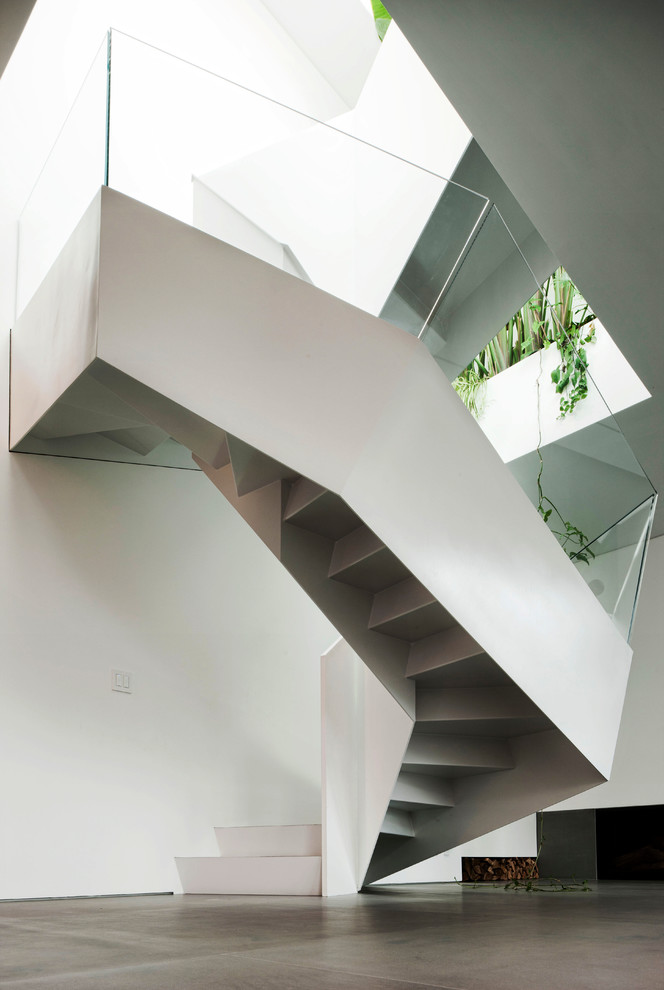 Modelo de escalera de caracol minimalista grande con escalones de metal y barandilla de vidrio