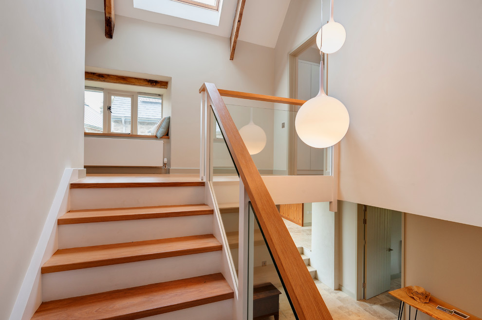 На фото: п-образная лестница среднего размера в современном стиле с деревянными ступенями и крашенными деревянными подступенками