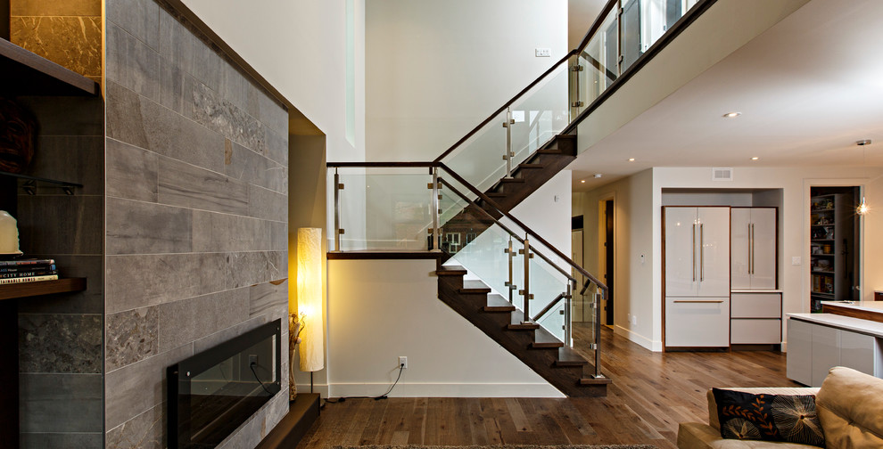 На фото: п-образная деревянная лестница среднего размера в современном стиле с деревянными ступенями
