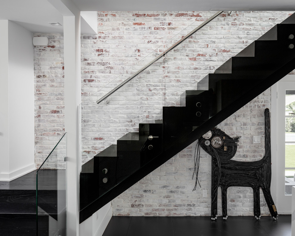 Стильный дизайн: угловая лестница в современном стиле с стеклянными перилами - последний тренд