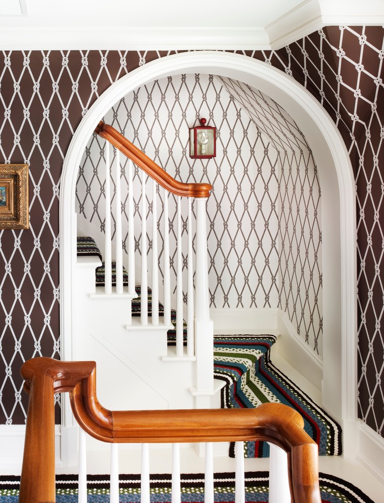 На фото: лестница в морском стиле с крашенными деревянными ступенями и крашенными деревянными подступенками с