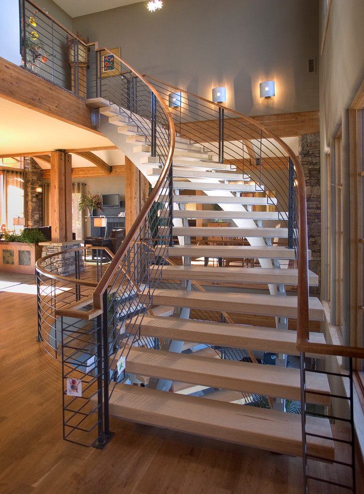 Gewendelte, Große Moderne Holztreppe mit offenen Setzstufen und Stahlgeländer in Denver
