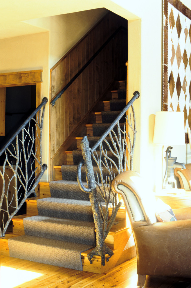 На фото: прямая лестница среднего размера в стиле фьюжн с ступенями с ковровым покрытием и ковровыми подступенками с