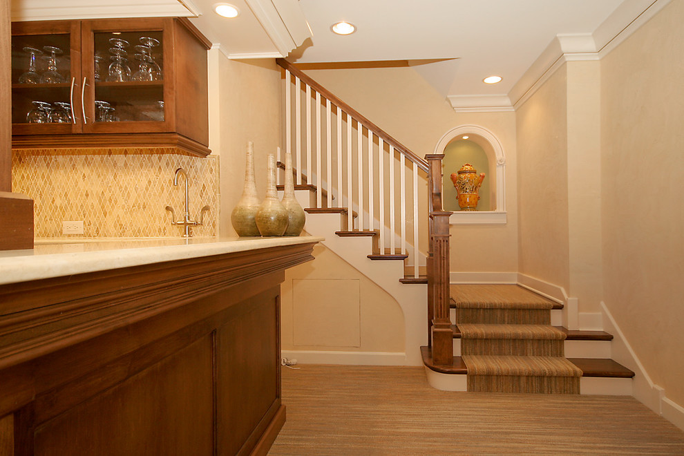 Cette image montre un grand escalier traditionnel en L avec des marches en moquette et des contremarches en moquette.