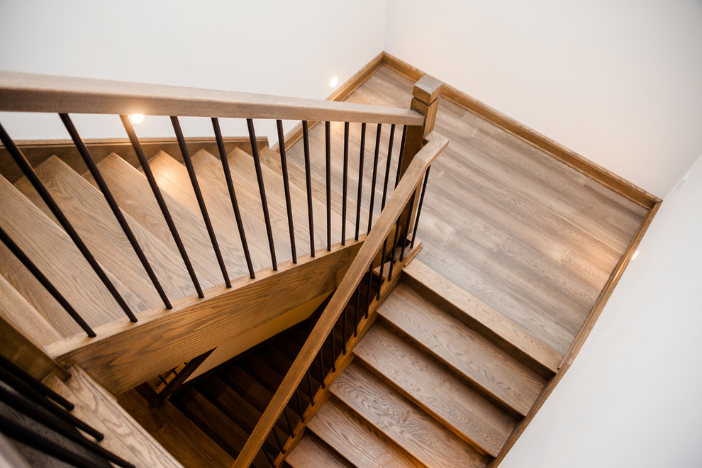Пример оригинального дизайна: п-образная деревянная лестница среднего размера в стиле неоклассика (современная классика) с крашенными деревянными ступенями и деревянными перилами