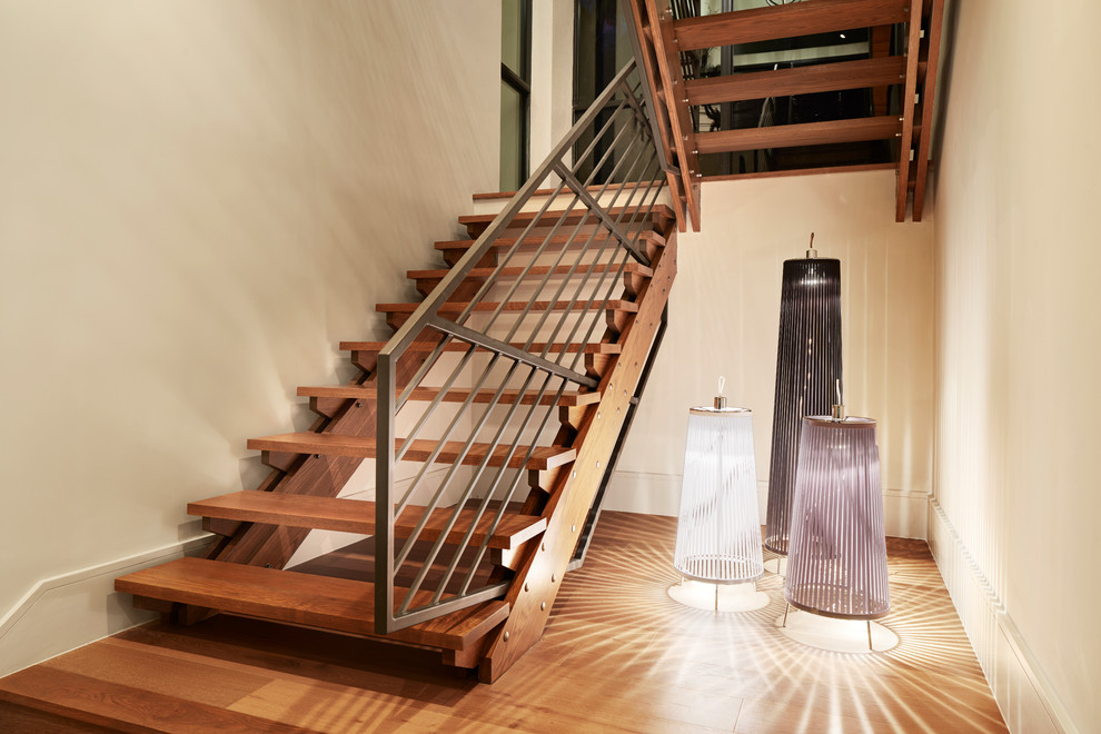 Diseño de escalera en U actual de tamaño medio con escalones de madera