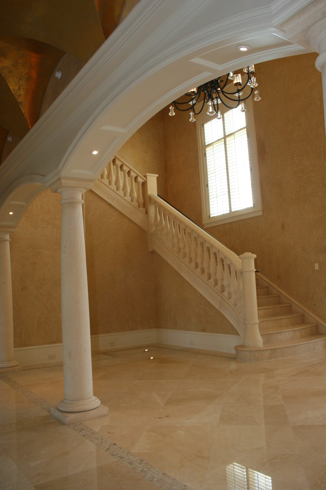 Exemple d'un très grand escalier carrelé en L avec des contremarches carrelées.