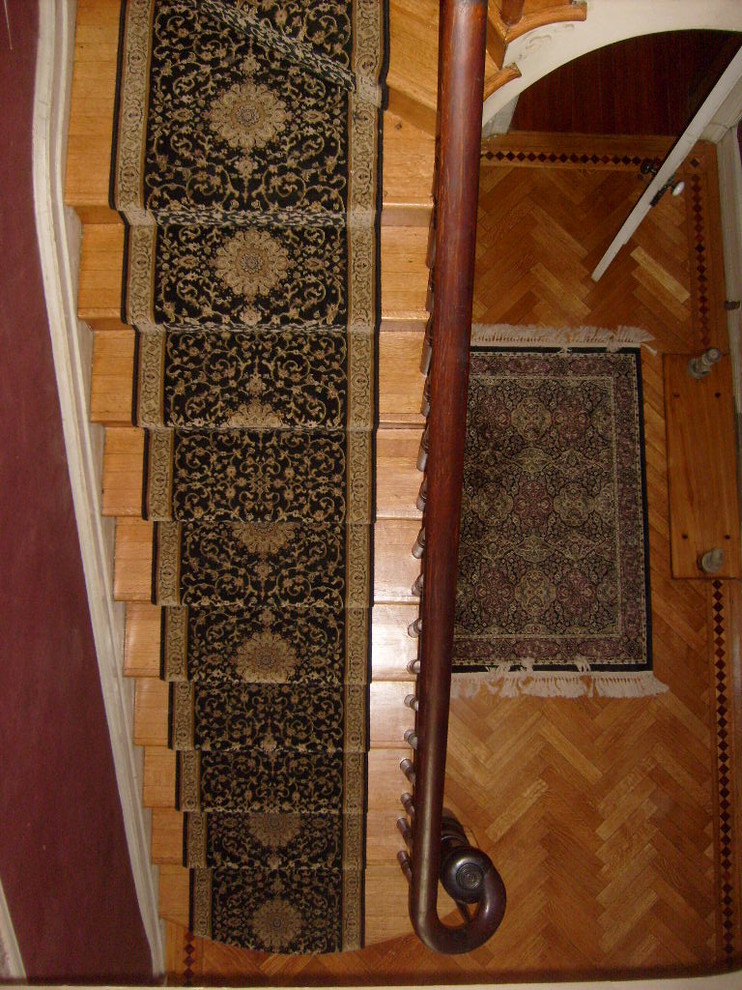 Идея дизайна: изогнутая деревянная лестница среднего размера в классическом стиле с деревянными ступенями и деревянными перилами