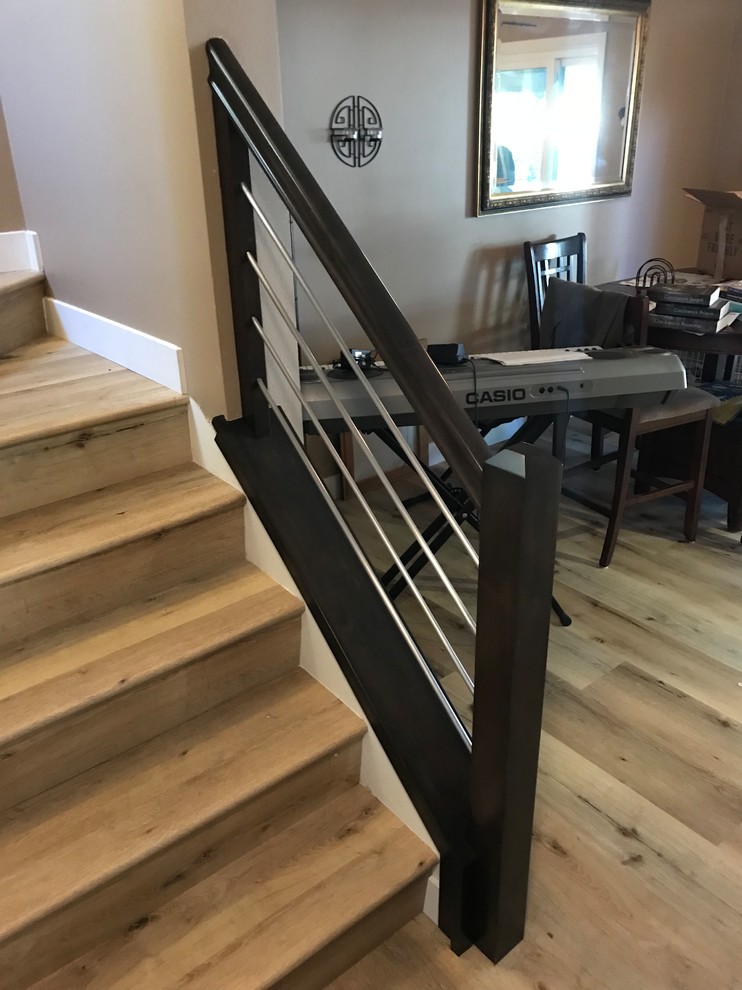 Aménagement d'un escalier courbe contemporain de taille moyenne avec des marches en bois, des contremarches en bois et un garde-corps en matériaux mixtes.