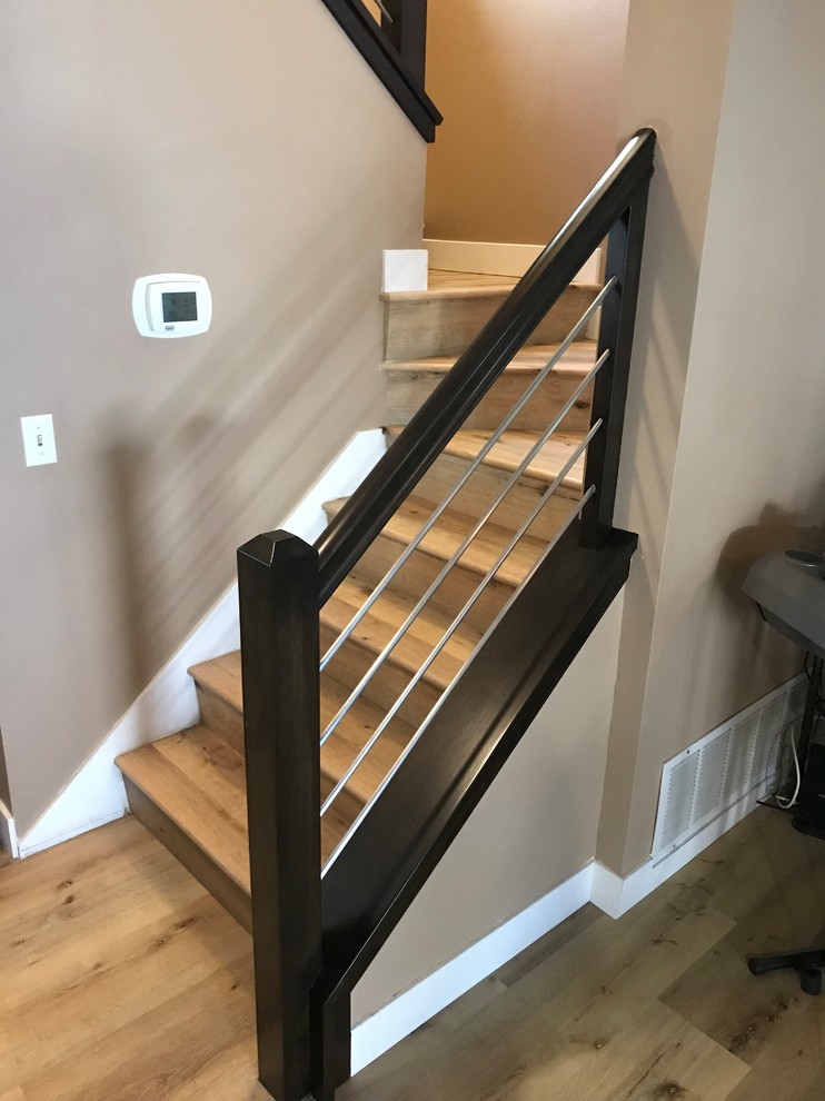 Diseño de escalera curva contemporánea de tamaño medio con escalones de madera, contrahuellas de madera y barandilla de varios materiales