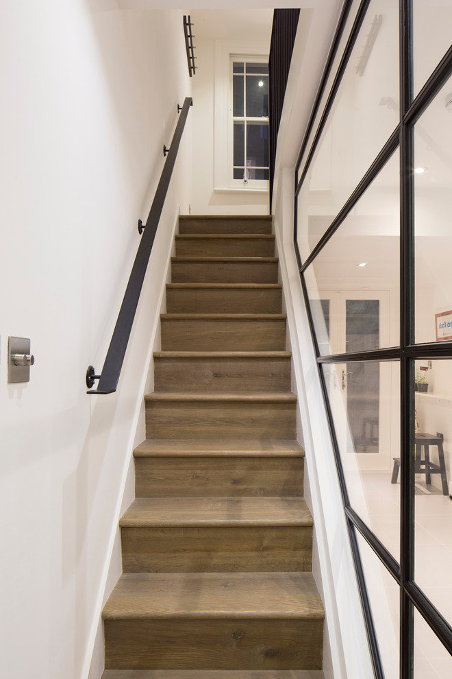 Ejemplo de escalera recta contemporánea de tamaño medio con escalones de madera y contrahuellas de madera