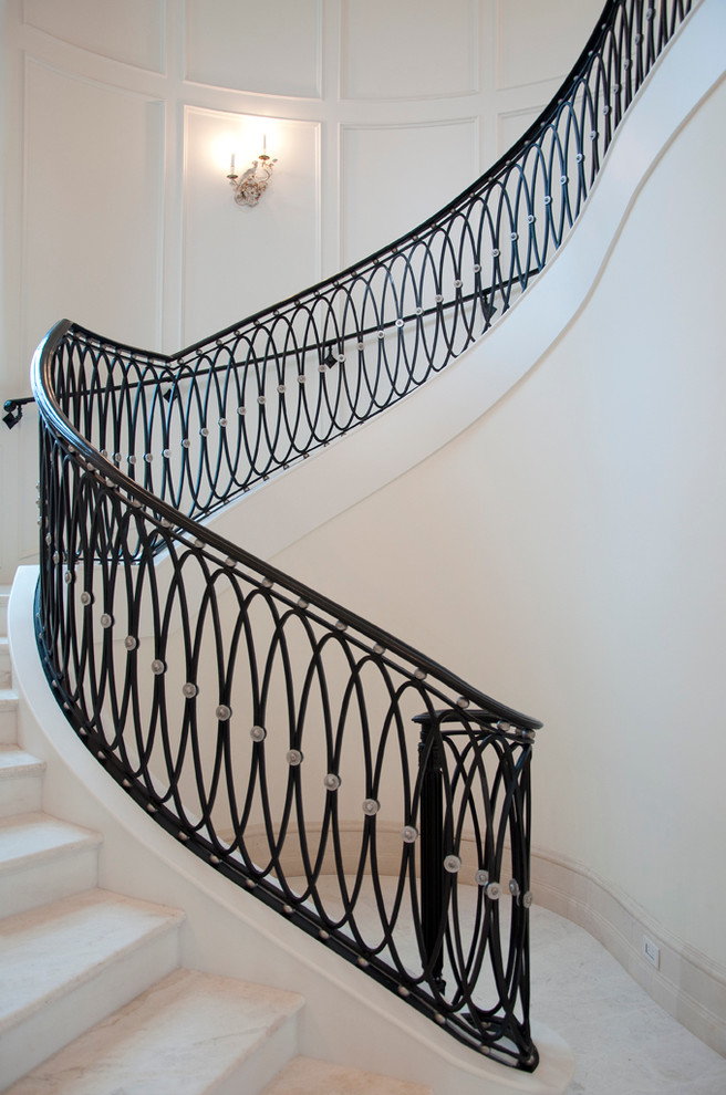 Staircase - traditional staircase idea in Miami