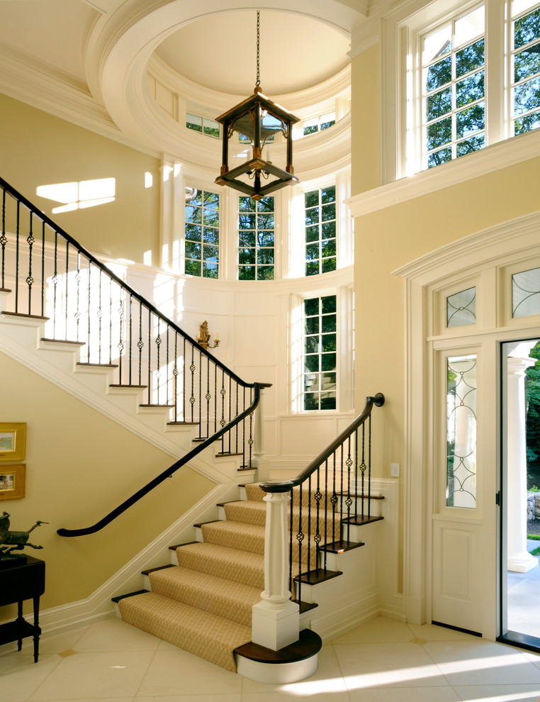 На фото: п-образная лестница в классическом стиле с деревянными ступенями с