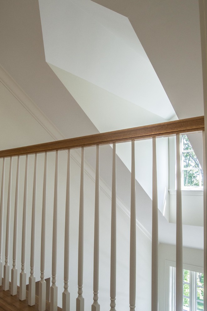 Стильный дизайн: угловая деревянная лестница среднего размера в стиле неоклассика (современная классика) с крашенными деревянными ступенями - последний тренд