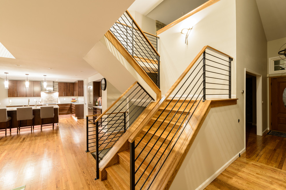 Идея дизайна: п-образная деревянная лестница среднего размера в современном стиле с деревянными ступенями и перилами из смешанных материалов