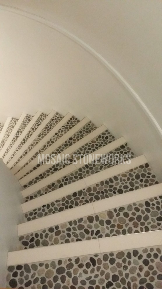 Ejemplo de escalera actual pequeña con escalones con baldosas