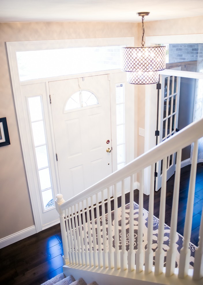 На фото: прямая лестница среднего размера в классическом стиле с ступенями с ковровым покрытием и ковровыми подступенками