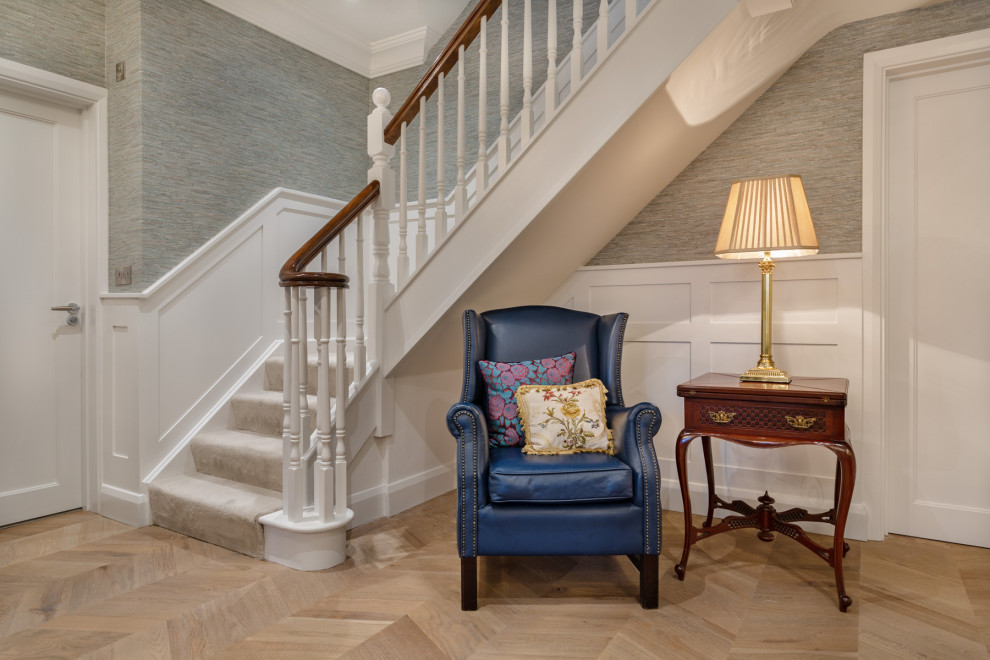 Großes Klassisches Treppengeländer Holz in L-Form mit Teppich-Treppenstufen, Teppich-Setzstufen und vertäfelten Wänden in Sonstige