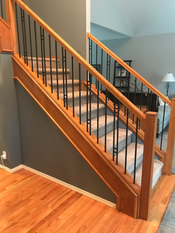 Стильный дизайн: угловая лестница среднего размера в классическом стиле с ступенями с ковровым покрытием, ковровыми подступенками и перилами из смешанных материалов - последний тренд