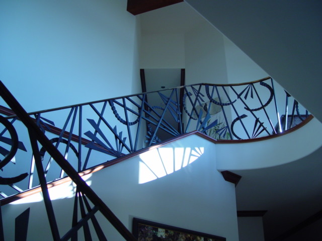 На фото: лестница в стиле фьюжн с