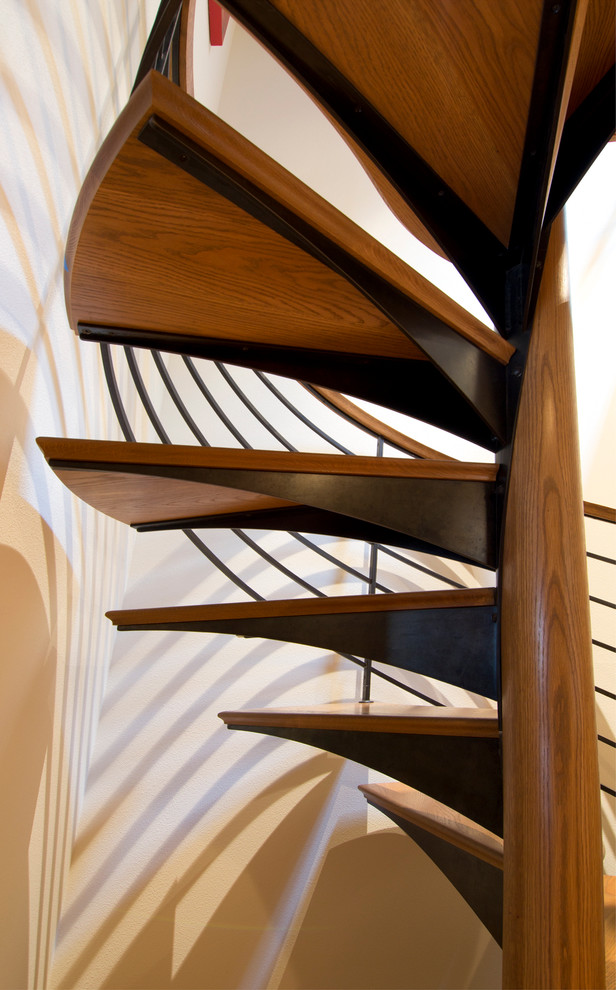 Idées déco pour un grand escalier sans contremarche hélicoïdal éclectique avec des marches en bois.