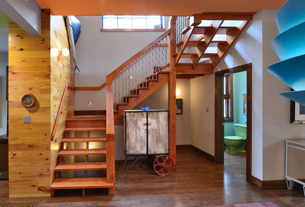 Cette photo montre un escalier sans contremarche éclectique en U de taille moyenne avec des marches en bois.