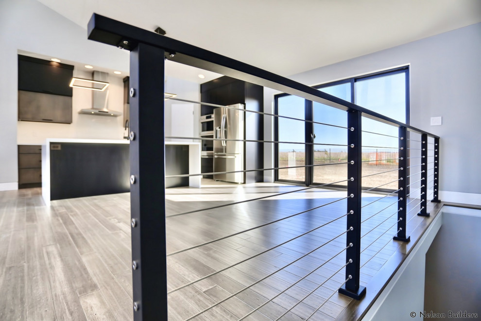 Источник вдохновения для домашнего уюта: прямая лестница среднего размера в стиле модернизм с ступенями с ковровым покрытием, ковровыми подступенками и перилами из тросов
