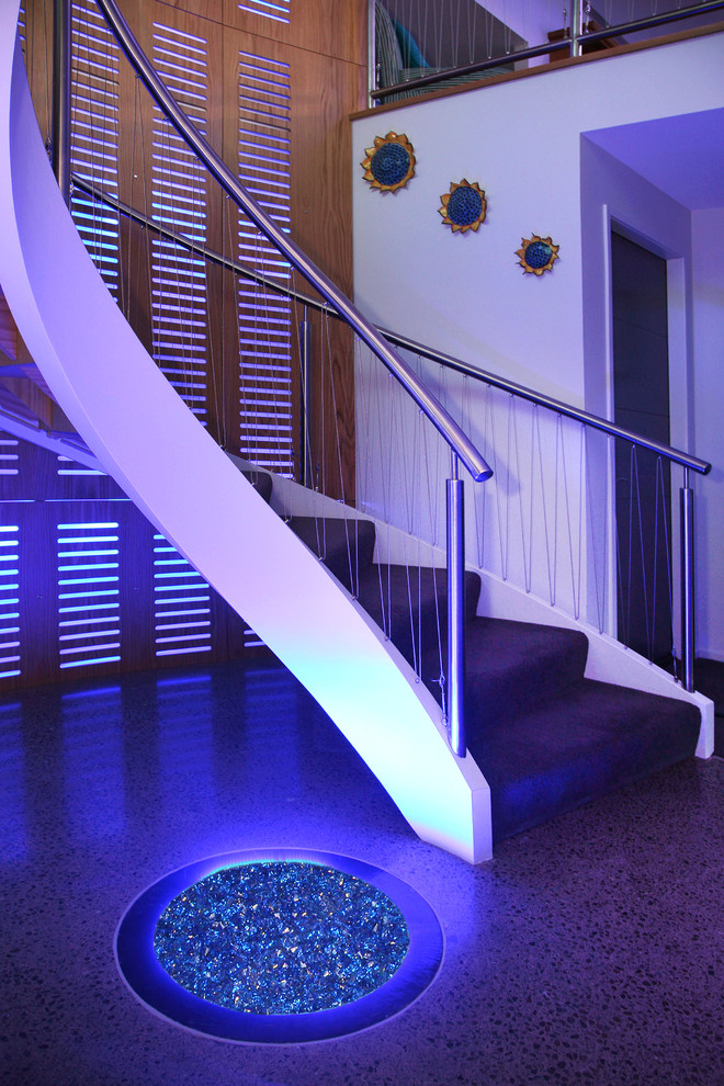 Свежая идея для дизайна: изогнутая лестница в стиле неоклассика (современная классика) с ступенями с ковровым покрытием и ковровыми подступенками - отличное фото интерьера