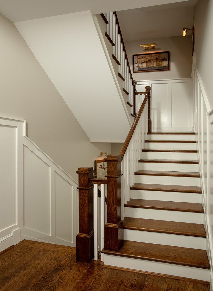Foto de escalera en U tradicional grande con escalones de madera, barandilla de madera y contrahuellas de madera pintada