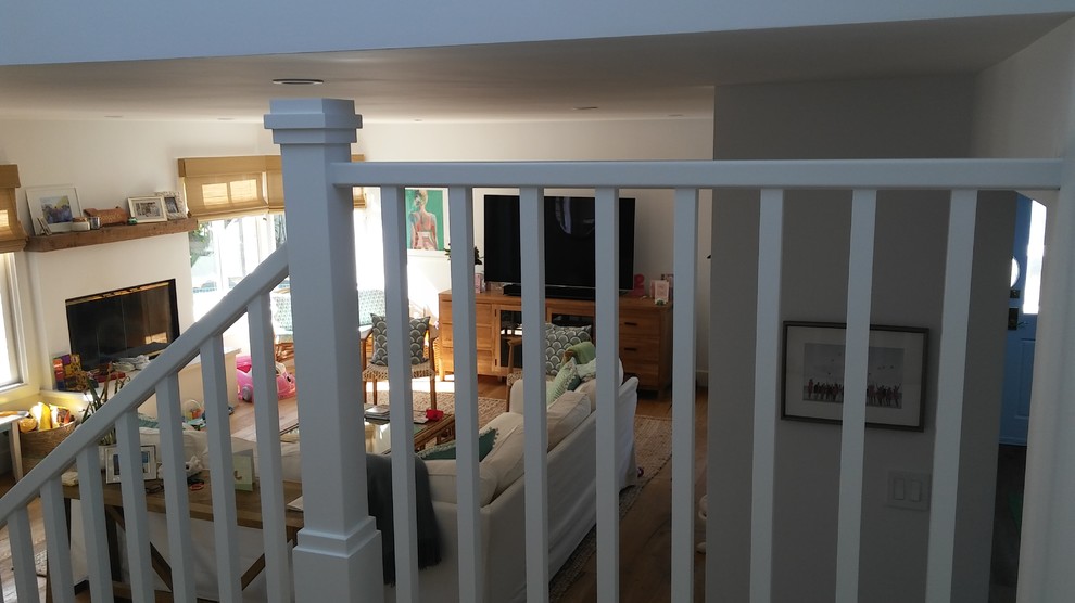 Foto de escalera en U contemporánea de tamaño medio con escalones de madera y contrahuellas de madera pintada