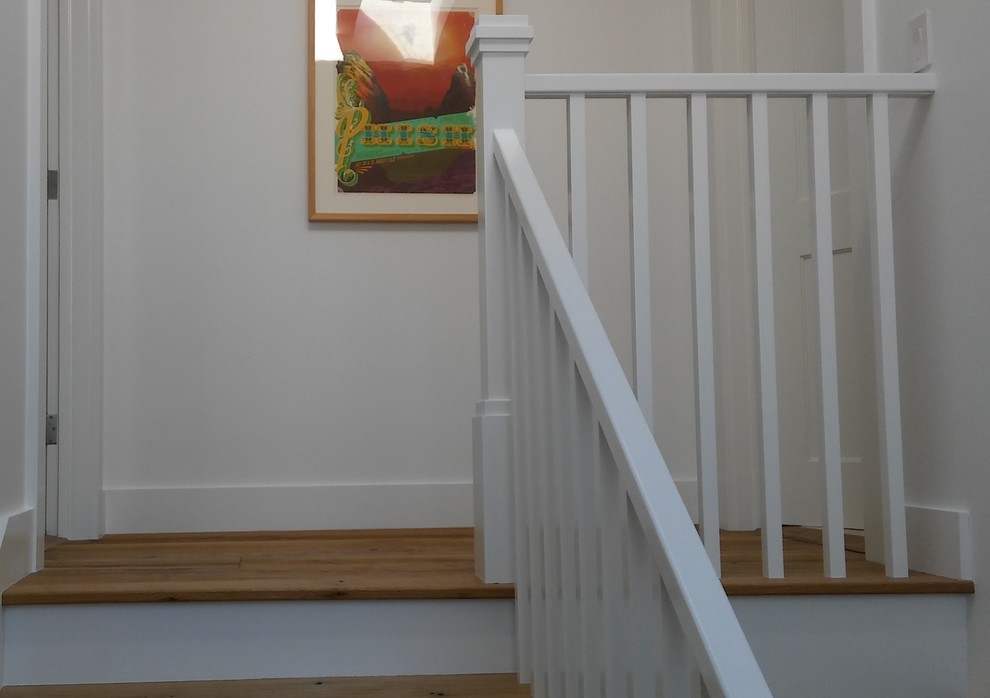 Источник вдохновения для домашнего уюта: п-образная лестница среднего размера в современном стиле с деревянными ступенями и крашенными деревянными подступенками