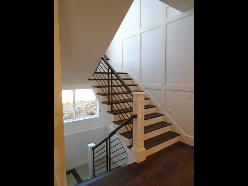 Свежая идея для дизайна: большая п-образная лестница в стиле кантри с деревянными ступенями, крашенными деревянными подступенками и металлическими перилами - отличное фото интерьера