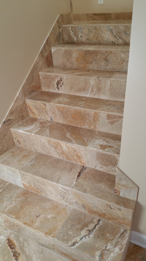 На фото: п-образная лестница среднего размера в классическом стиле с ступенями из плитки и подступенками из плитки