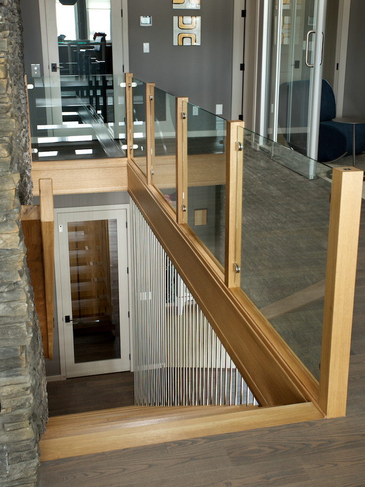 Diseño de escalera suspendida moderna sin contrahuella con escalones de madera y barandilla de varios materiales