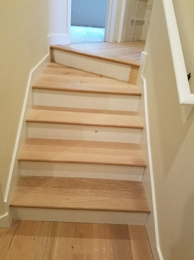 Пример оригинального дизайна: п-образная лестница среднего размера в викторианском стиле с деревянными ступенями и крашенными деревянными подступенками
