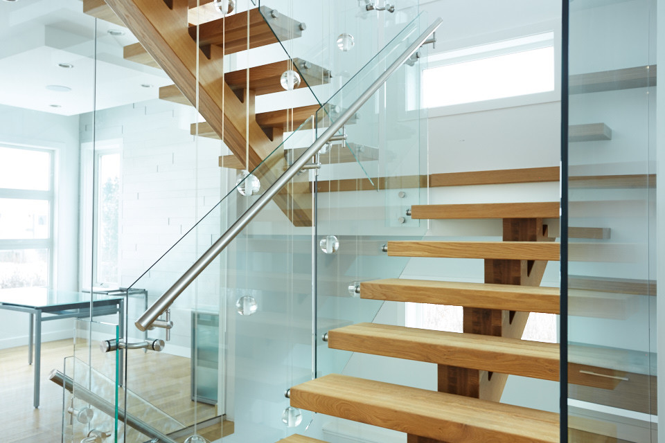 На фото: деревянная лестница на больцах в стиле модернизм с деревянными ступенями с