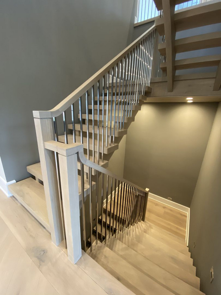 Свежая идея для дизайна: п-образная лестница с деревянными ступенями и перилами из смешанных материалов - отличное фото интерьера