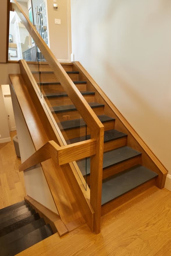 Идея дизайна: п-образная деревянная лестница в стиле модернизм с ступенями из сланца и перилами из смешанных материалов