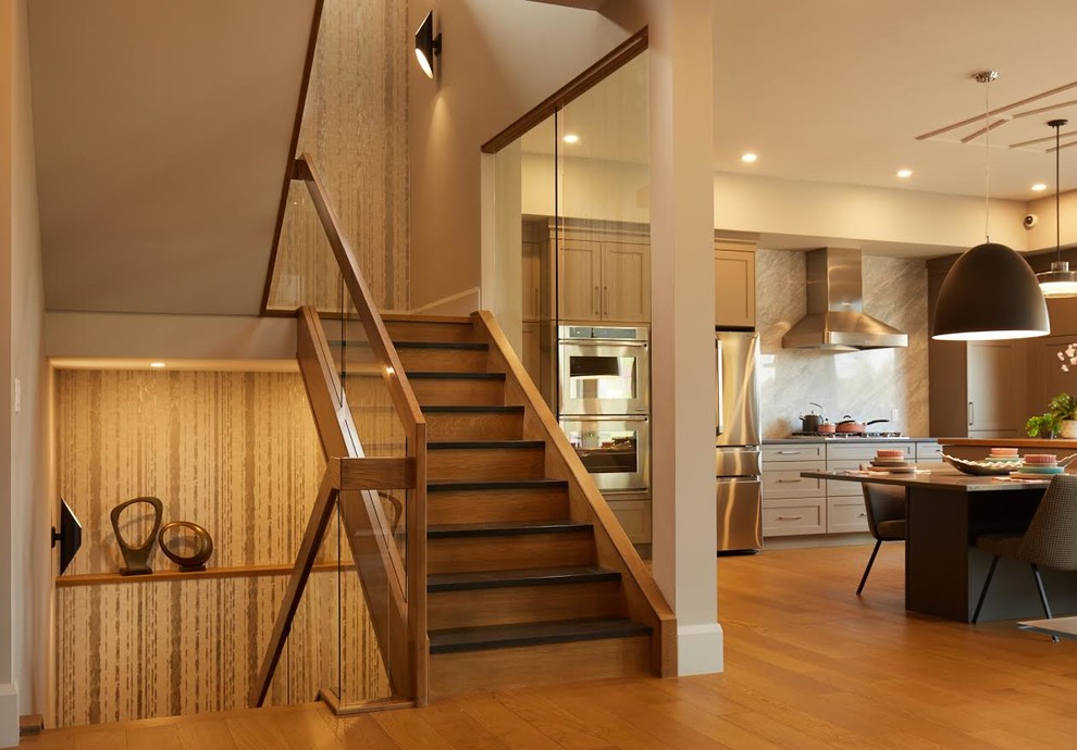 Imagen de escalera en U moderna con escalones de pizarra, contrahuellas de madera y barandilla de varios materiales