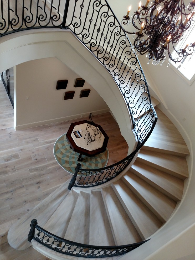 Imagen de escalera de caracol mediterránea extra grande con escalones de madera y contrahuellas de madera