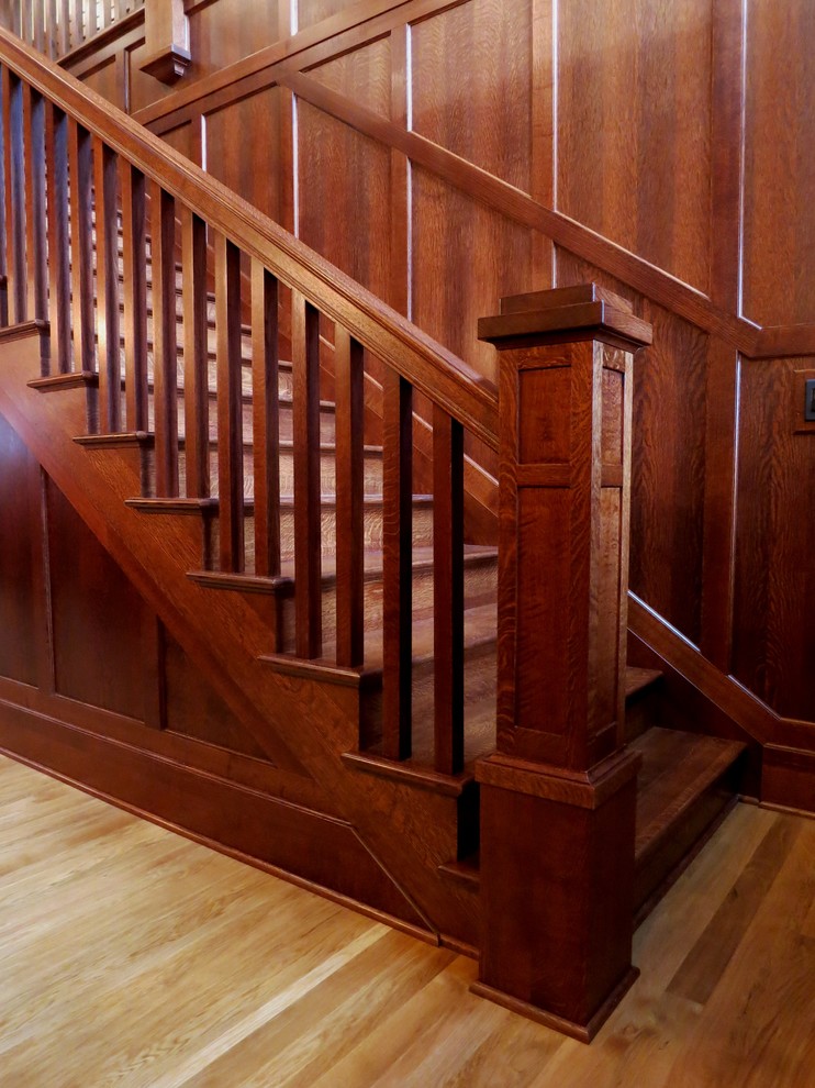 Источник вдохновения для домашнего уюта: большая прямая деревянная лестница в стиле кантри с деревянными ступенями и деревянными перилами