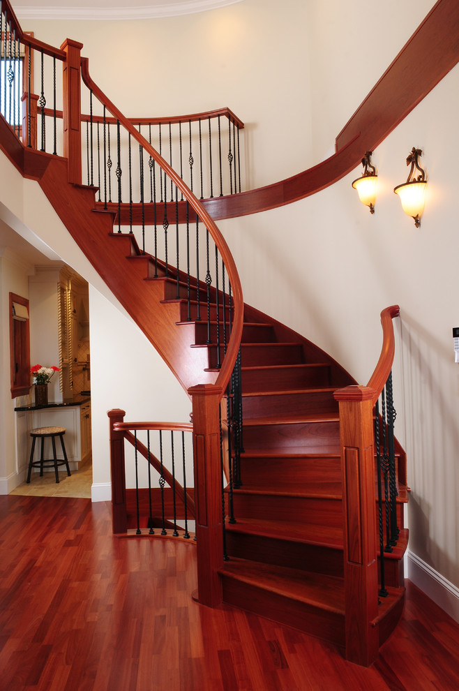 На фото: лестница в стиле неоклассика (современная классика) с деревянными ступенями с