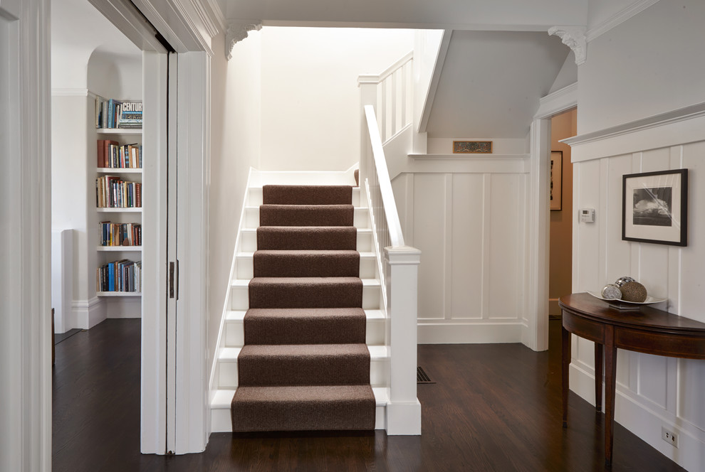 Стильный дизайн: п-образная лестница среднего размера в классическом стиле с деревянными перилами, крашенными деревянными ступенями и крашенными деревянными подступенками - последний тренд